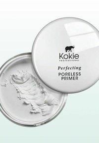 Kokie Professional Perfecting Poreless Primer i en rund, vit förpackning med en slät, krämig konsistens och logotypen tydligt synlig på locket.