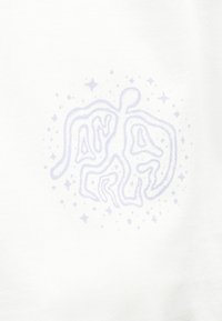 Αφηρημένη μωβ γραμμή που σχεδιάζει ένα πουλί με απλωμένα φτερά, περιτριγυρισμένο από μικρά αστέρια σε λευκό φόντο.