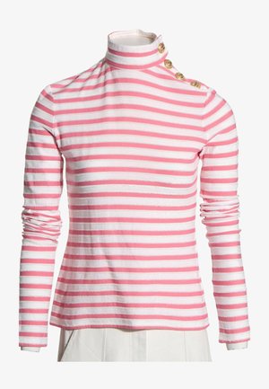 Langärmliges Rollkragenshirt mit pink-weißen horizontalen Streifen, mit vier goldenen Knöpfen auf einer Schulter.