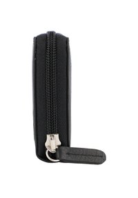 Zwarte ritsportemonnee met een textuur, rechthoekige vorm, metalen hardware en een lusriem voor gemakkelijk transport.