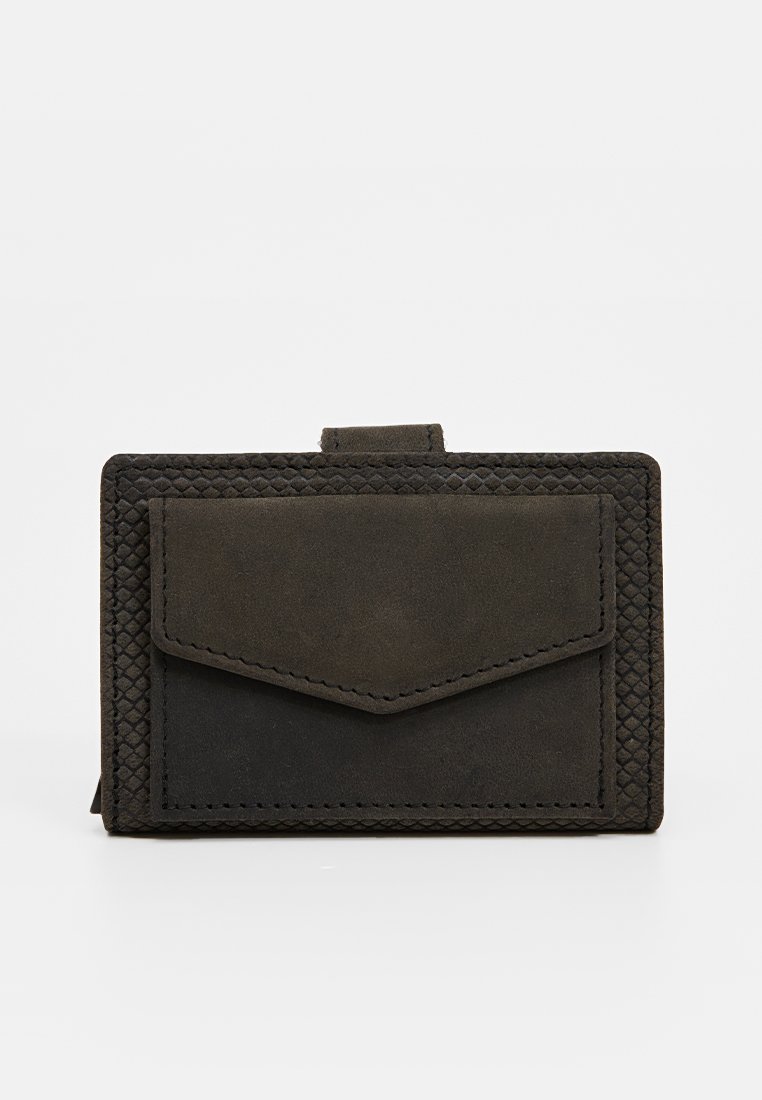 Ciemnozielony skórzany portfel o plecionej fakturze, z kieszonką z przodu na klapce i gładkim tyłem. Prostokątny kształt, kompaktowy design.