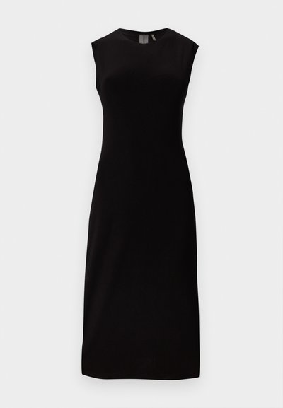 Μαύρο μίντι φόρεμα χωρίς μανίκια με εφαρμοστή σιλουέτα, στρογγυλή λαιμόκοψη και ευθεία τελείωμα σε ανοιχτό γκρι φόντο.