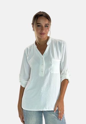 Witte blouse met knoopsluiting en kraag, voorzien van een borstzak en driekwart opgerolde mouwen. Gladde, iets gestructureerde stof.