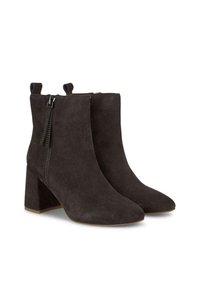 Botas de ante gris oscuro hasta el tobillo con un tacón cuadrado, punta redondeada y detalle de cremallera lateral para facilitar su uso. Presentan tiradores en la parte posterior.