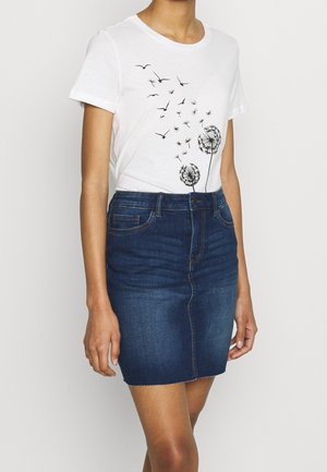 Witte t-shirt met korte mouwen, voorzien van een zwarte paardenbloem- en vogelprint, gecombineerd met een aangesloten donkerdenim minirok met een lichte stretch.