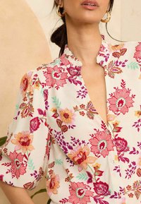 Love & Roses V NECK 3/4 SLEEVE THROUGH REGULAR FIT - Bluse - ivory white