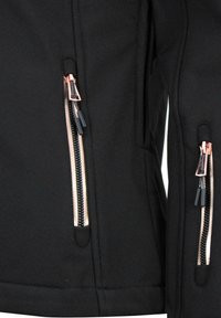 Giacca nera con due zip angolate e dettagli in oro rosa. Tessuto morbido, design strutturato con una vestibilità sartoriale.