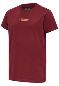 Bordeaux katoenen T-shirt met korte mouwen en een ronde hals. Bevat een contrasterende oranje afbeelding met de tekst "GRID" aan de voorkant.