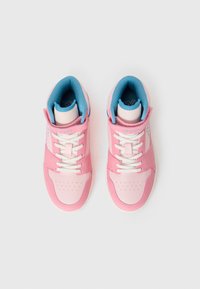 Et par rosa og hvite høye sneakers med blå indre fôr, hvite snørebånd og borrelåsremmer på en enkel hvit bakgrunn.