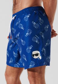 KARL LAGERFELD IKON ALL-OVER BOARD - Fürdőnadrág - ikonik outline with blue pattern