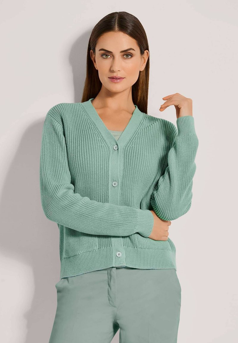 Hellgrüner gestrickter Cardigan mit V-Ausschnitt, langen Ärmeln und Knopfverschluss. Strukturierter Stoff und gerippte Bündchen sowie Saumdetails.