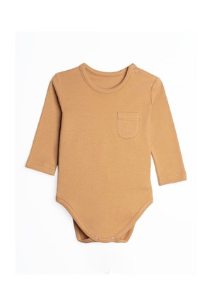 Brązowy body dla niemowląt z długim rękawem w kolorze camel, z zatrzaskami na ramieniu i małą kieszonką na piersi, wyposażone w zatrzaski na dole.
