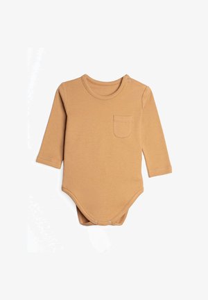 Brązowy body dla niemowląt z długim rękawem w kolorze camel, z zatrzaskami na ramieniu i małą kieszonką na piersi, wyposażone w zatrzaski na dole.