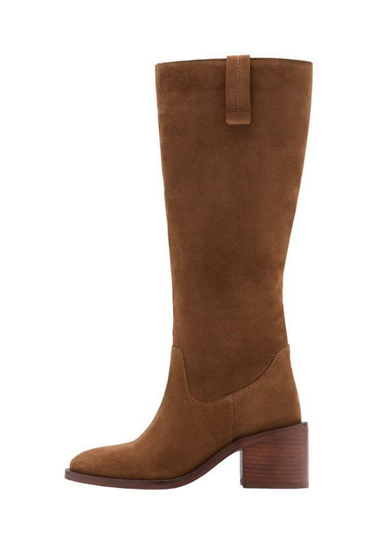 Bota de ante marrón de caña alta con puntera cuadrada y tacón de madera apilada. Presenta una etiqueta en forma de lazo en la parte superior para facilitar su colocación.
