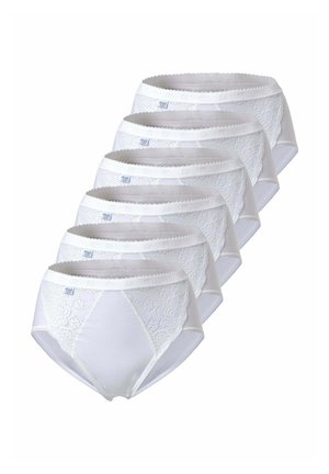 Sei slip da donna bianchi a vita alta con pannelli in pizzo impilati in fila diagonale su sfondo bianco.