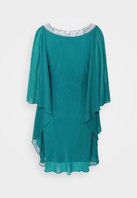 Robe mi-longue sarcelle avec manches cape transparentes et un large décolleté orné de sequins argentés et blancs.