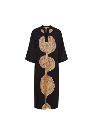 Sort lang kjole med tre store cirkulære orange og beige swirl-mønstre, der er vertikalt placeret i midten, med V-udskæring og 3/4 ærmer.