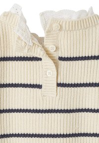 Gestreifter Strickoberteil in Creme und Marineblau mit gerippter Textur, ausgestattet mit einem Kragen mit Spitzenbesatz und einer weißen Knopfleiste.