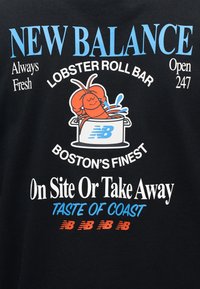 Μαύρο βαμβακερό μπλουζάκι με γραφικό αστακού, μπλε και λευκό κείμενο. Το σχέδιο περιλαμβάνει όνομα εστιατορίου, ώρες λειτουργίας και διακριτικά στοιχείων επωνυμίας.