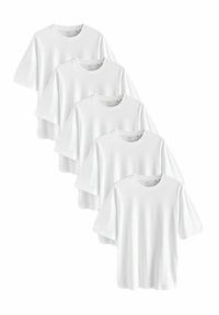 Hvide bomulds-T-shirts arrangeret i en række. Har korte ærmer, rund hals og en afslappet pasform. Blød tekstur, minimalistisk design, ingen mønstre.