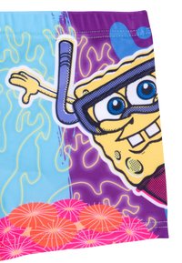 Costumi da bagno con un design colorato che presenta SpongeBob, sfondi blu e viola vivaci e accenti floreali arancioni. Realizzati in materiale elastico.