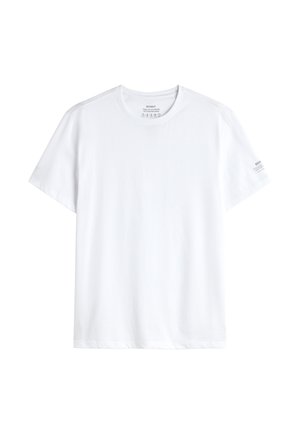 Camiseta blanca de manga corta con cuello redondo, con pequeño texto de la marca en el interior del cuello y la manga, frente liso, sobre fondo blanco.