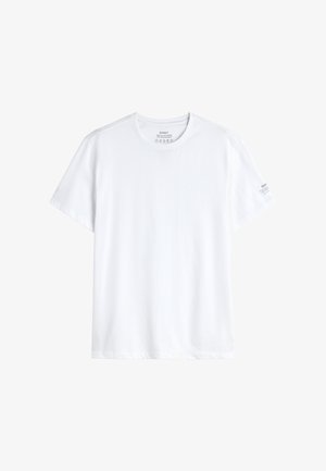Camiseta blanca de manga corta con cuello redondo, con pequeño texto de la marca en el interior del cuello y la manga, frente liso, sobre fondo blanco.