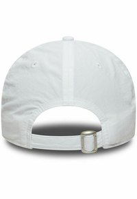 Weißer Baseballcap mit abgerundetem Rücken, der eine gestickte Naht und eine verstellbare metallische Schiebeschnalle zur Größenanpassung aufweist.