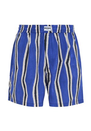 Blaue Badeshorts mit vertikalen welligen weißen und schwarzen Streifen, elastischem Bund und WRSTBHVR Markenetikett vorne mittig.