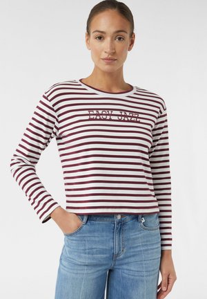 Lange mouwen, ronde hals top met rood en witte horizontale strepen, met de tekst "EASY JAZZ" op de voorkant. Zachte katoen stof.