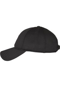 Svart baseballcap med buet skygge, laget av stoff, med sømdetaljer og en justerbar stropp bak.