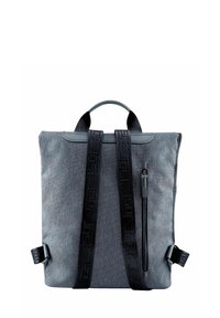 Sac à dos en tissu gris avec une poignée supérieure, des bretelles noires ajustables et une poche zippée sur le côté. Présente une texture lisse et un design minimaliste.