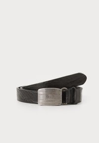 Ceinture en cuir noir avec une finition texturée, dot�ée d'une boucle rectangulaire en métal argenté avec le nom de la marque gravé. Bords lisses, design classique.