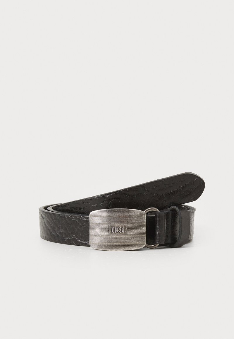 Ceinture en cuir noir avec une finition texturée, dotée d'une boucle rectangulaire en métal argenté avec le nom de la marque gravé. Bords lisses, design classique.