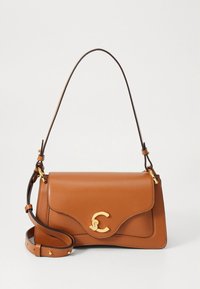 Brūna ādas soma ar aizsegta aizdari, rotāta ar zelta logo, regulējamu pleca siksnu un gludu tekstūru. Akcentēta ar zelta detaļām.