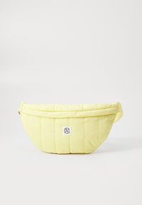 Gul vadderad crossbody-väska med ett kviltat mönster, utrustad med en logopatch och justerbar rem, designad i en rundad form.