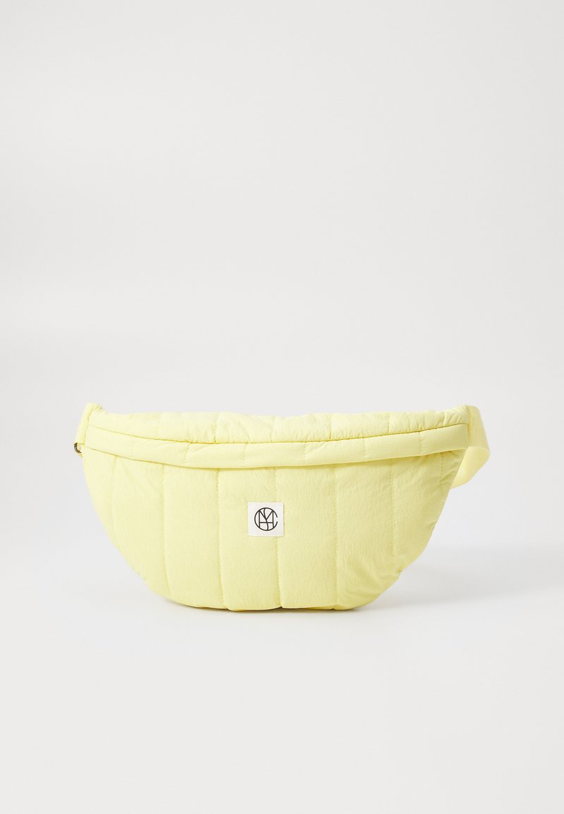 Gul vadderad crossbody-väska med ett kviltat mönster, utrustad med en logopatch och justerbar rem, designad i en rundad form.