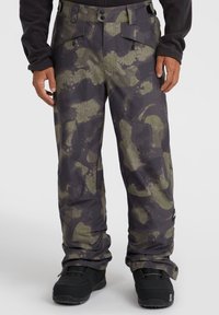 Sneeuwbroek in donkergrijs met een groen camouflagepatroon, voorzien van waterdicht materiaal, ritszakken en een verstelbare taille voor comfort.