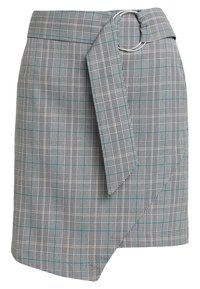 Geruite rok in grijs en zwart met turquoise accenten, met een wikkelontwerp en een riemlus met een ronde metalen ring.