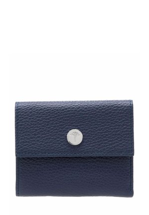 Portefeuille en cuir texturé bleu marine avec un emblème circulaire argenté présentant un motif floral sur le rabat avant.