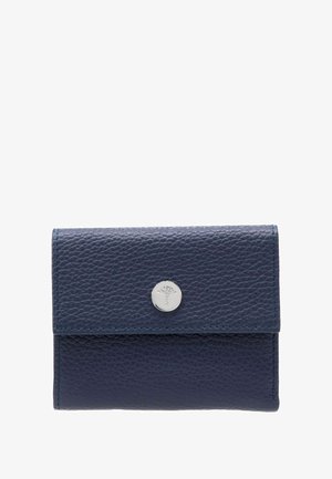 Portefeuille en cuir texturé bleu marine avec un emblème circulaire argenté présentant un motif floral sur le rabat avant.