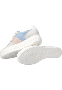 Flerfärgade sneakers med ljusblå, rosa och grå mockapaneler, vit gummisula med texturerat grepp och uttalad logotyp på sulan.