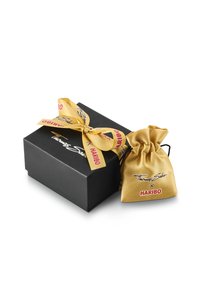 Schwarze Geschenkbox mit gelbem Satinband und Text. Ein passender gelber Kordelzugbeutel ist angebracht und zeigt dasselbe Branding.