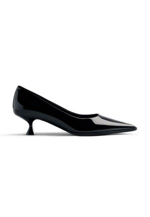 Zapato de tacón alto de charol negro con punta afilada y un diseño de tacón curvado, corto y único. Superficie lisa con un acabado brillante.