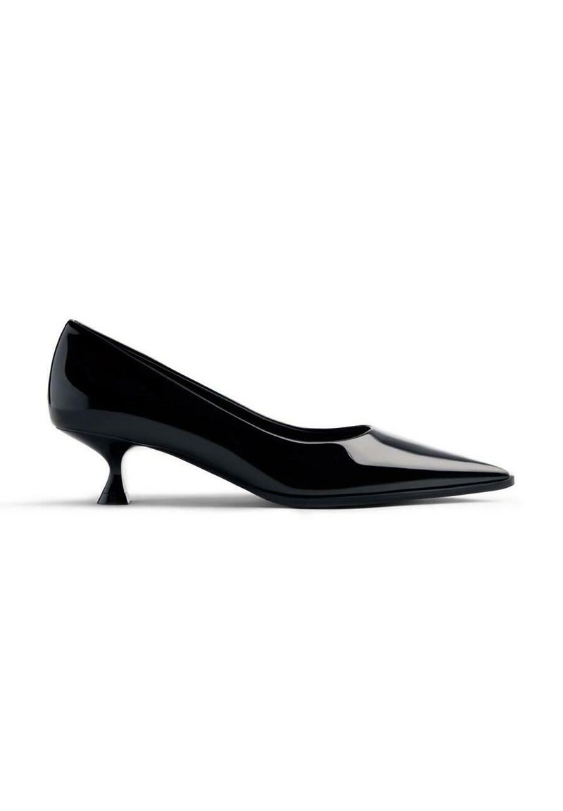 Zapato de tacón alto de charol negro con punta afilada y un diseño de tacón curvado, corto y único. Superficie lisa con un acabado brillante.