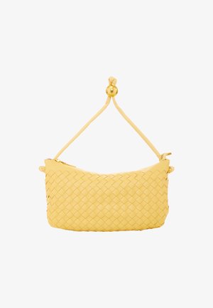 Sac en cuir tressé jaune de forme arrondie, fermeture éclair et accent décoratif en forme de boule sur la sangle. Texture lisse et conception légère.