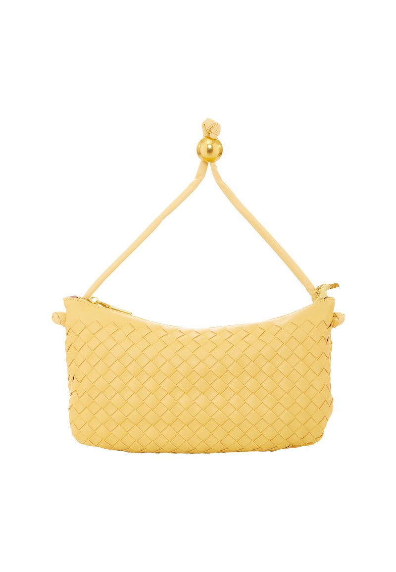 Gelbe geflochtene Lederhandtasche mit runder Form, Reißverschlussverschluss und einem dekorativen Ballakzent am Trageriemen. Glatte Textur und leichtes Design.