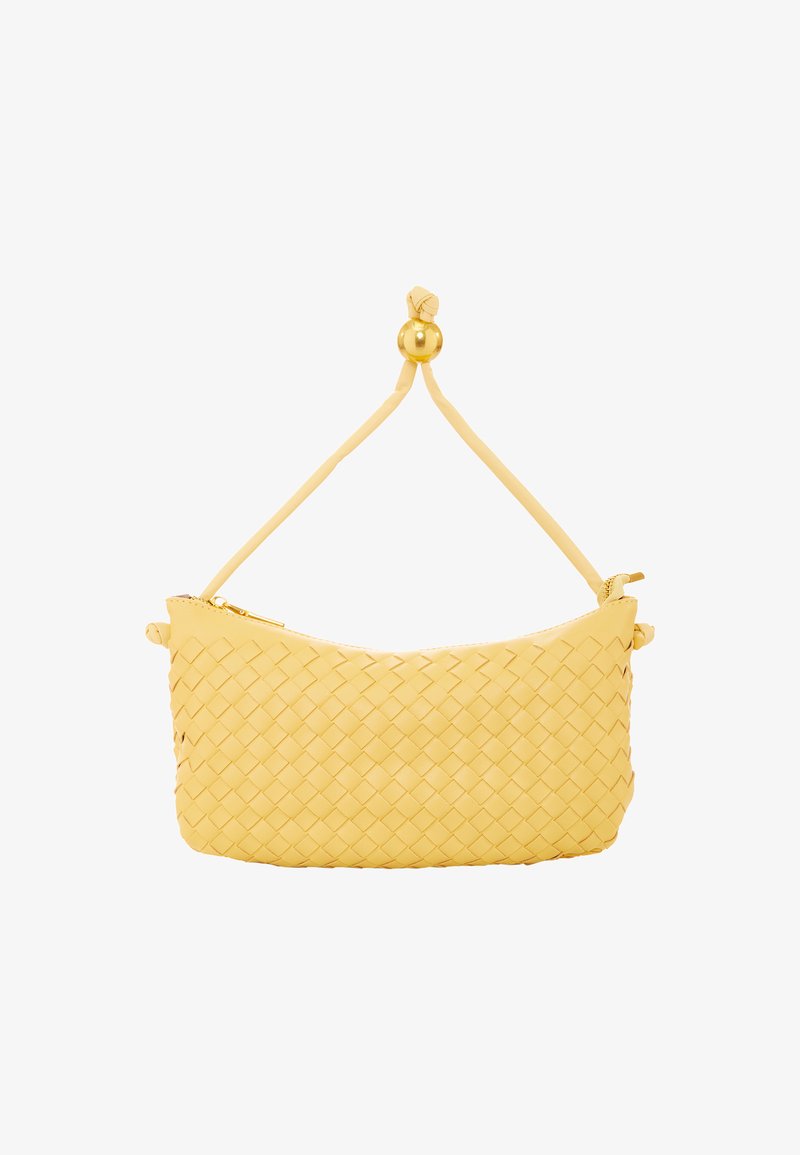 Sac en cuir tressé jaune de forme arrondie, fermeture éclair et accent décoratif en forme de boule sur la sangle. Texture lisse et conception légère.