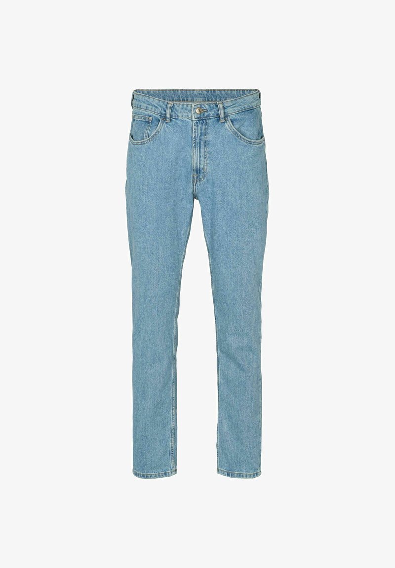 Jean droit en denim bleu clair avec poches avant, passants pour ceinture et fermeture par bouton.