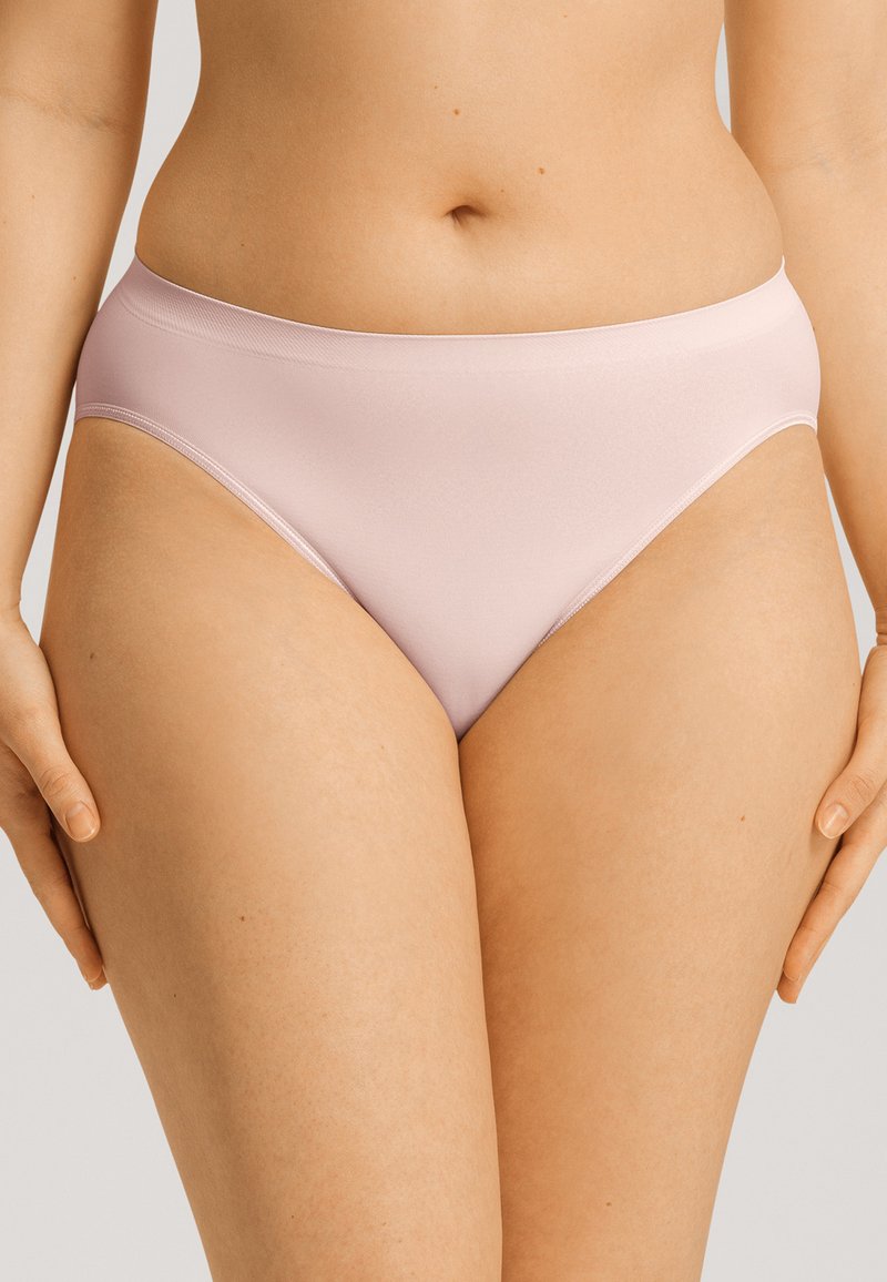 Mutande intere rosa chiaro realizzate in un materiale liscio ed elastico, con un design senza cuciture, caratterizzate da una cintura ampia e gambe a taglio alto.